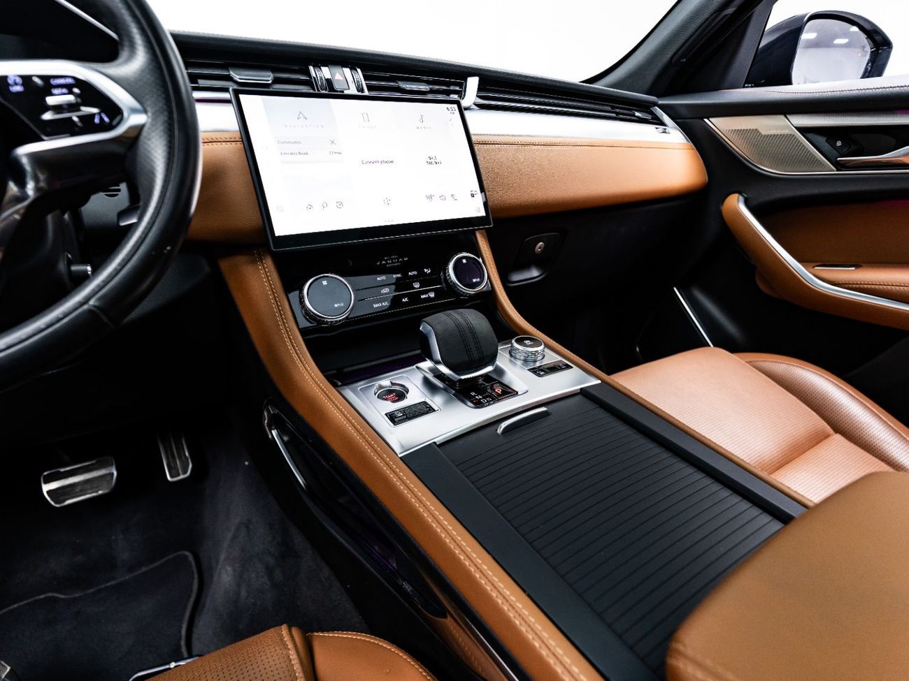 جاكوار F بيس R-Dynamic SE 2.0L