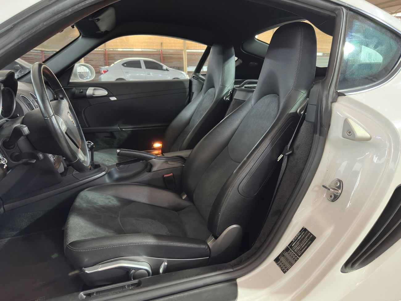 بورش كايمان PORSCHE CAYMAN 2008 2.7L | MANUAL TRANSMISSION | SPORTS STEERING WHEEL | HALF LEATHER SEATS