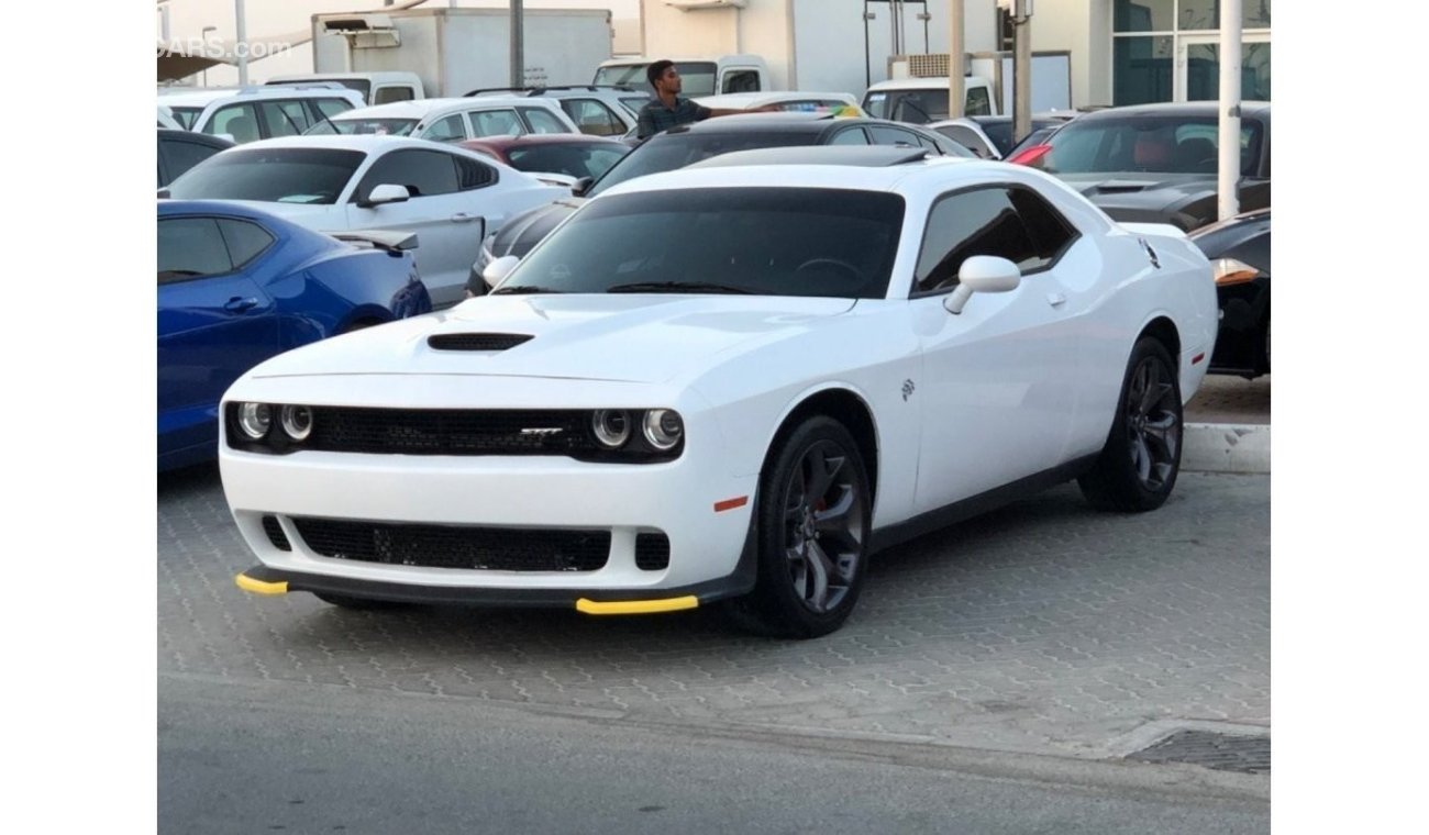 Dodge Challenger SXT make/ Dodge Challenger  model / 2018 Full option with sunroof +radar color / white  engine size