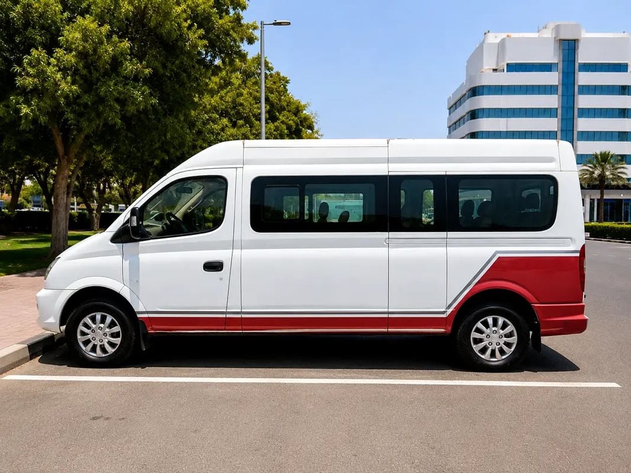 Maxus V80 Standard GCC Specs 15seats 2wd diesel