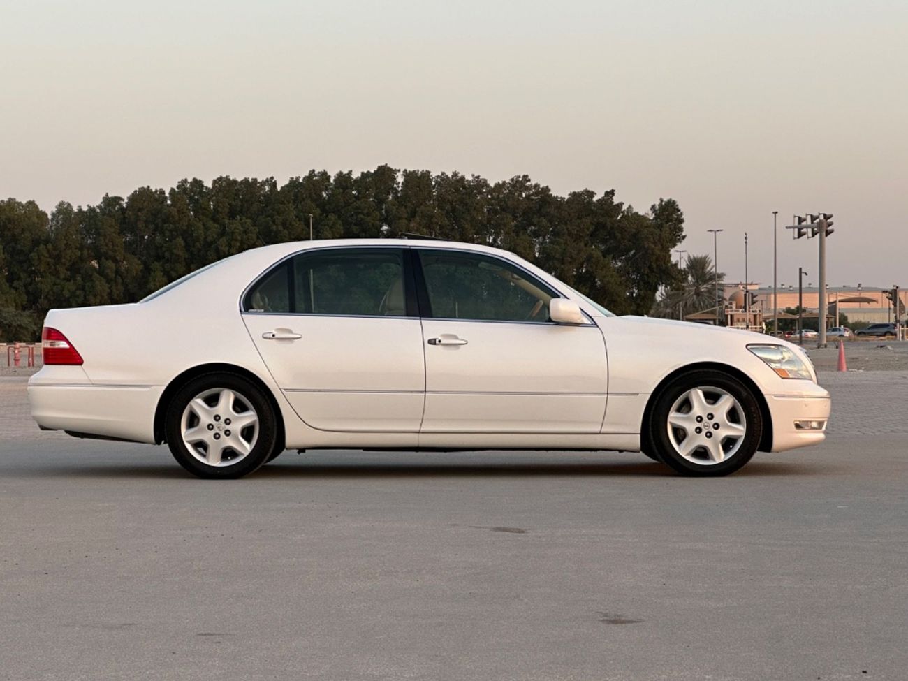 لكزس LS 430 موديل 2004 حاله ممتازه من الداخل والخارج فتحه وجلد ومثبت سرعه وتحكم كهربي كانل ونظام صوت ممتاز وكامي