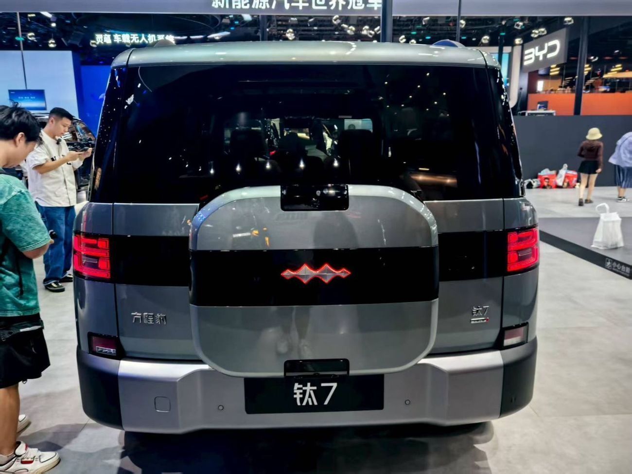 بي واي دي ليوبارد تيتانيوم 7 Max