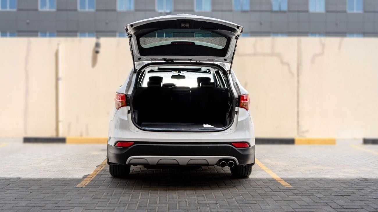 Hyundai Santa Fe 2016 Hyundai Santa Fe 3.3L AT Petrol (White)