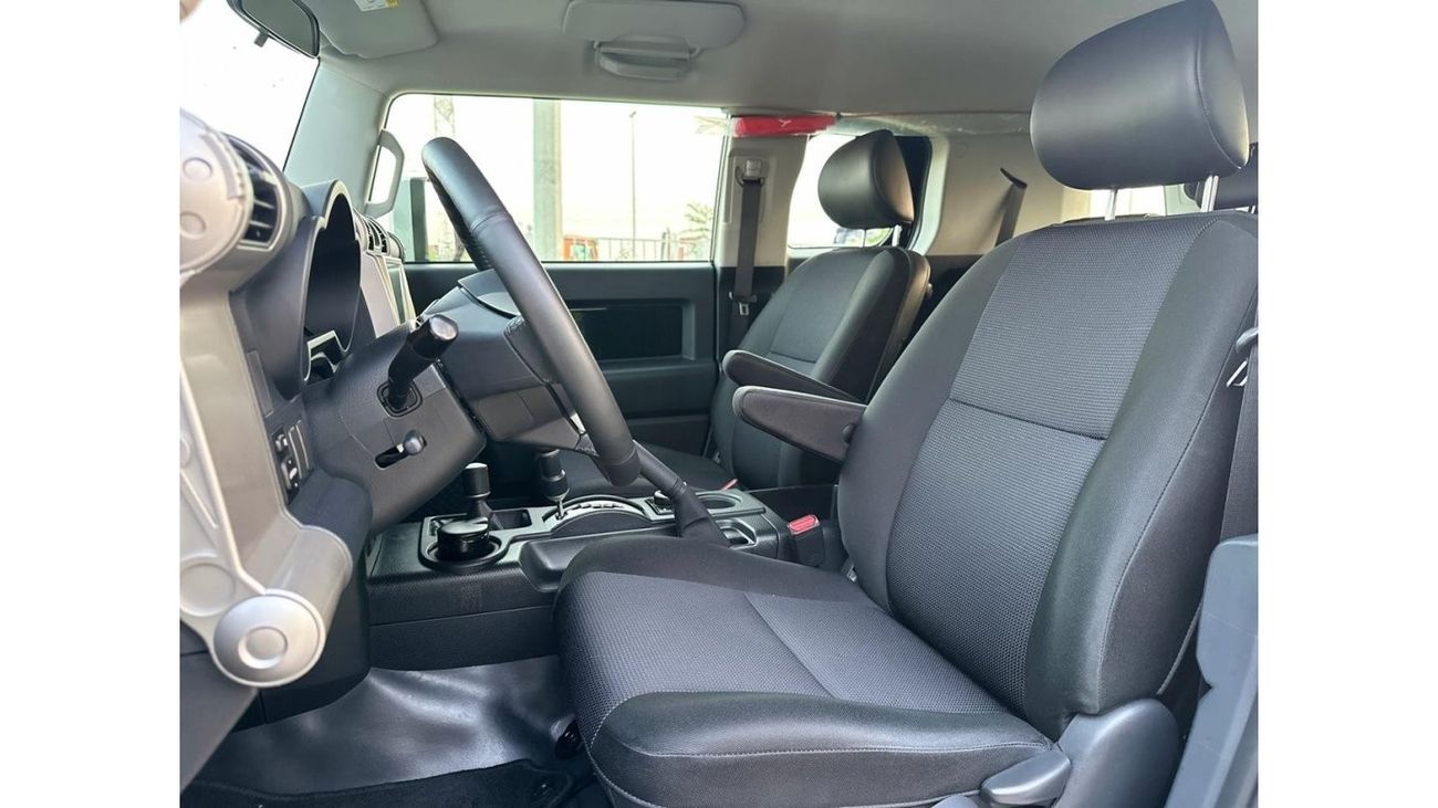 Toyota FJ Cruiser Toyota FJ cruiser 2023 KM 15000 GCC SPECS NO ACCIDENT OR PAINT WARRANTY + SERVICE FROM AGENCY