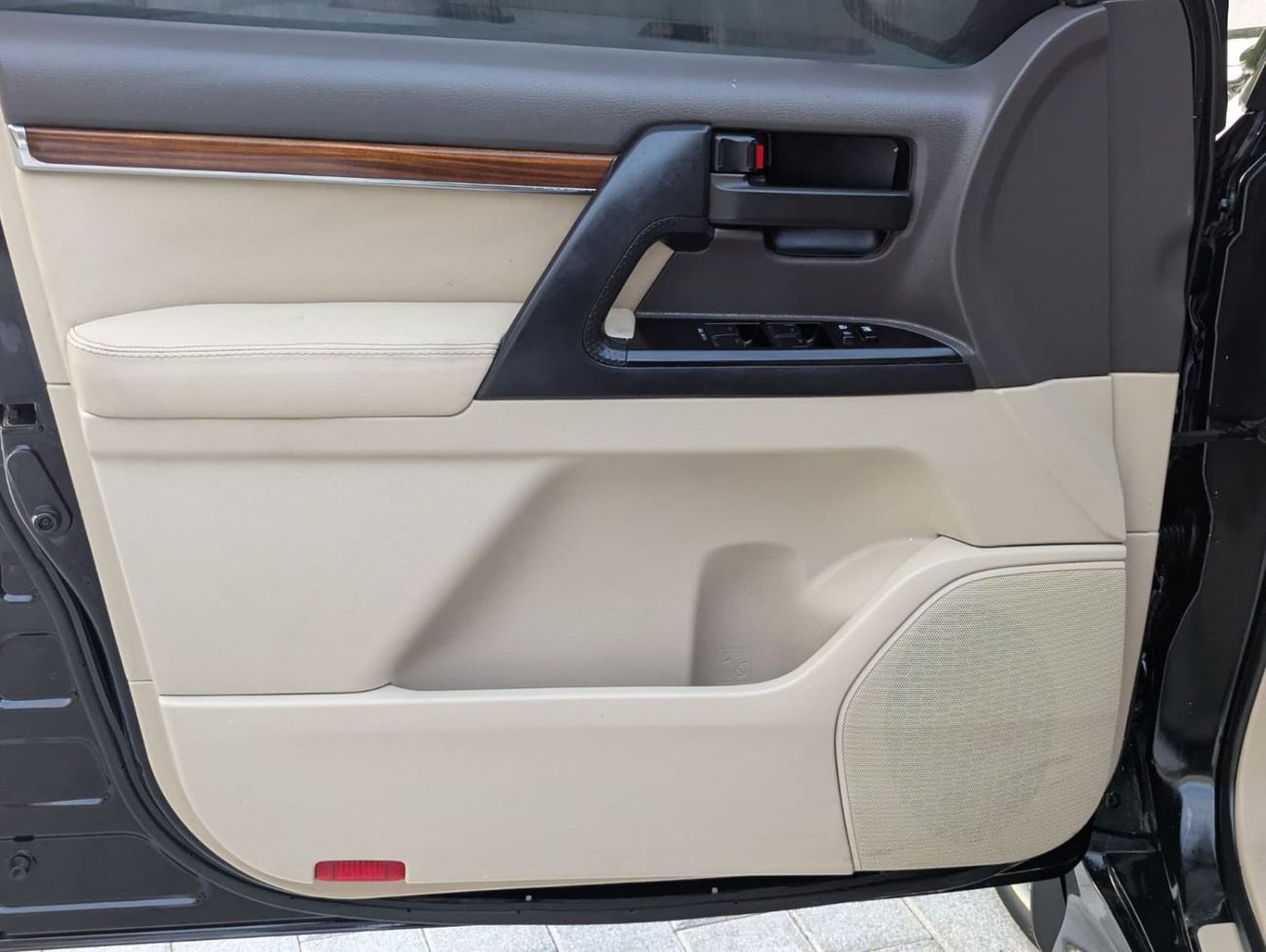 Toyota Land Cruiser GXR2 4.5L GXR-4.5L-1VD-8 Cylinders-LHD-Diesel-4WD-Automatic-8 Seats-5 Doors