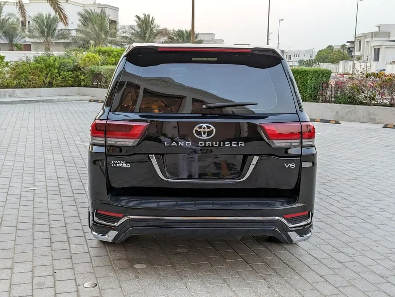 Toyota Land Cruiser GXR FACELIFTED WITH INTERIOR AND EXTERIOR V6 4.0L IN PERFECT CONDITION