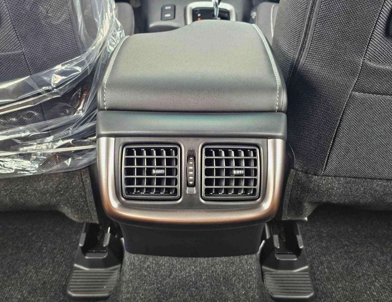 تويوتا هيلوكس SR5 TRD WOOD INTERIOR W VISOR / 4.0L PETROL V6 4WD / BLIND SPOT /REAR CHROME BUMPER / DVD+CAMERA (CO