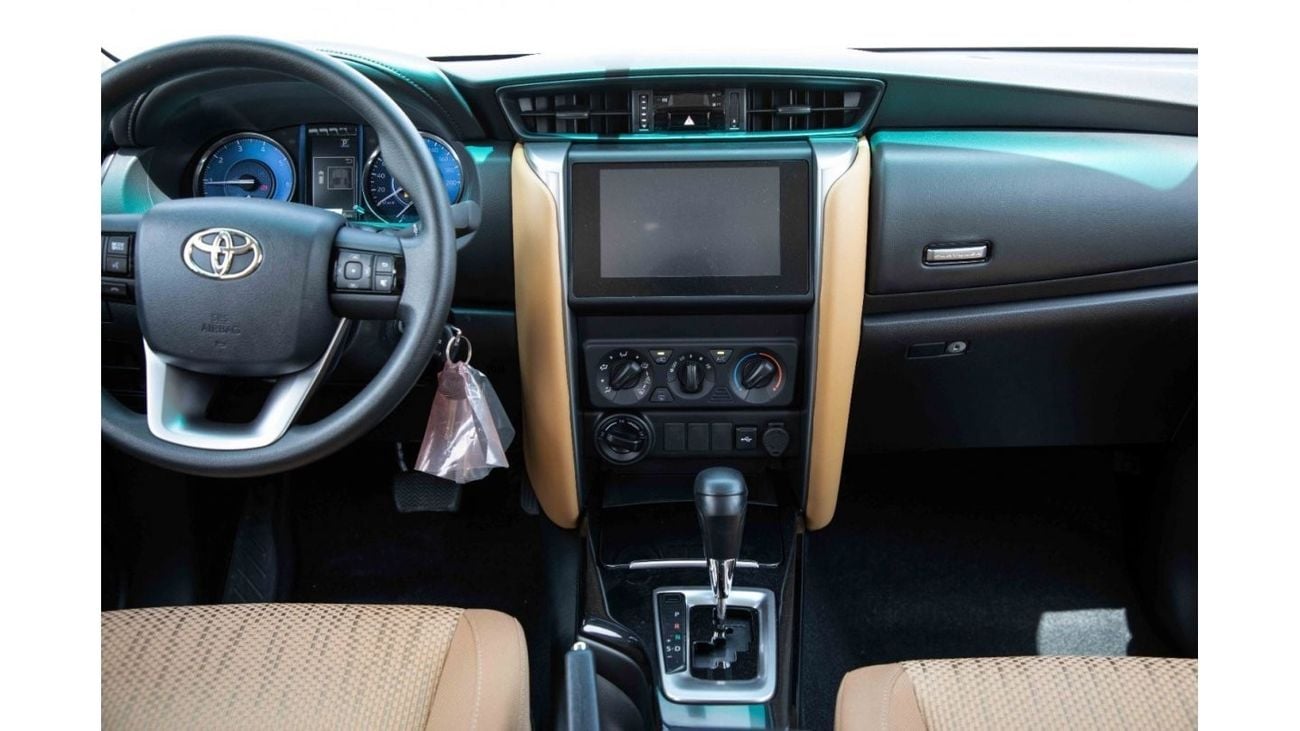 تويوتا فورتونر تويوتا فورتشنر 2024 4X4 2.4 Low - ابيض بلاتيني لؤلؤي من الداخل شامواه