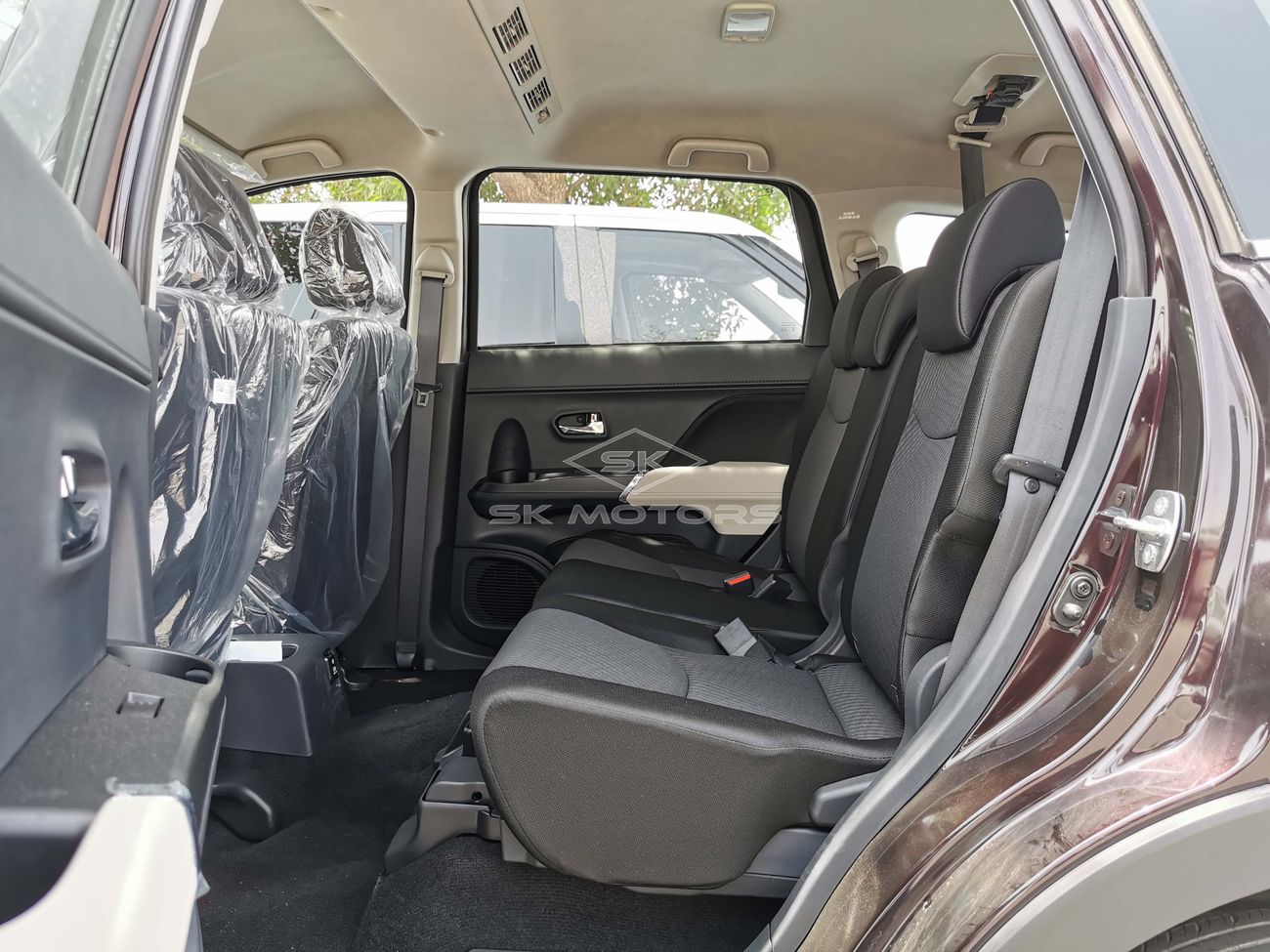 Toyota Rush 1.5L, 17" Rims, Front & Rear A/C, Fabric Seats, Parking Sensor Rear, Xenon Headlight (CODE # TRGC05)