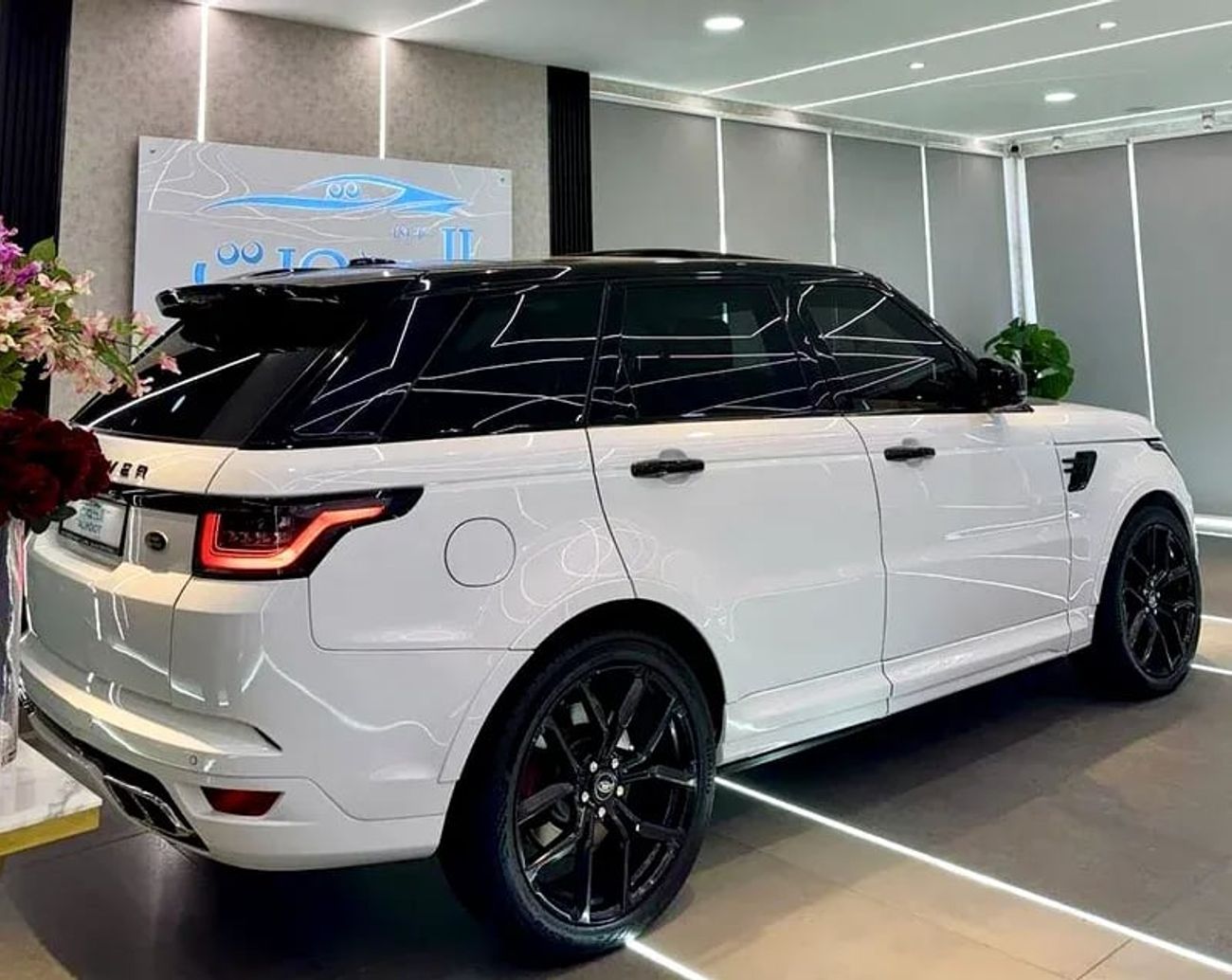 Land Rover Range Rover Sport SVR 5.0L (575 HP) AWD