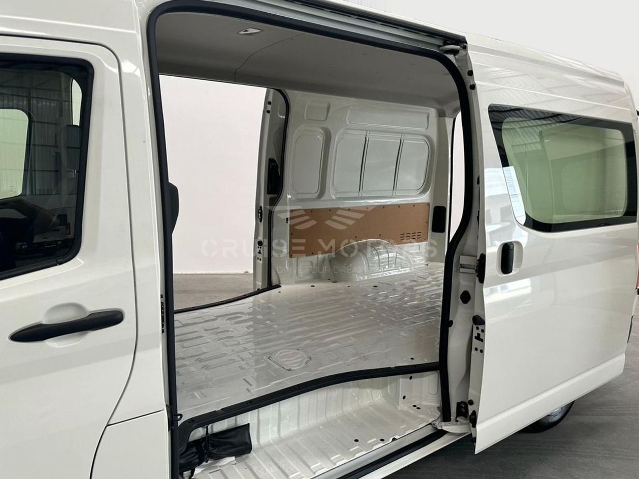 تويوتا هاياس RHD HiAce Cargo - HI ROOF - Dual Sliding door - 2.8L Turbo - Diesel - Automatic