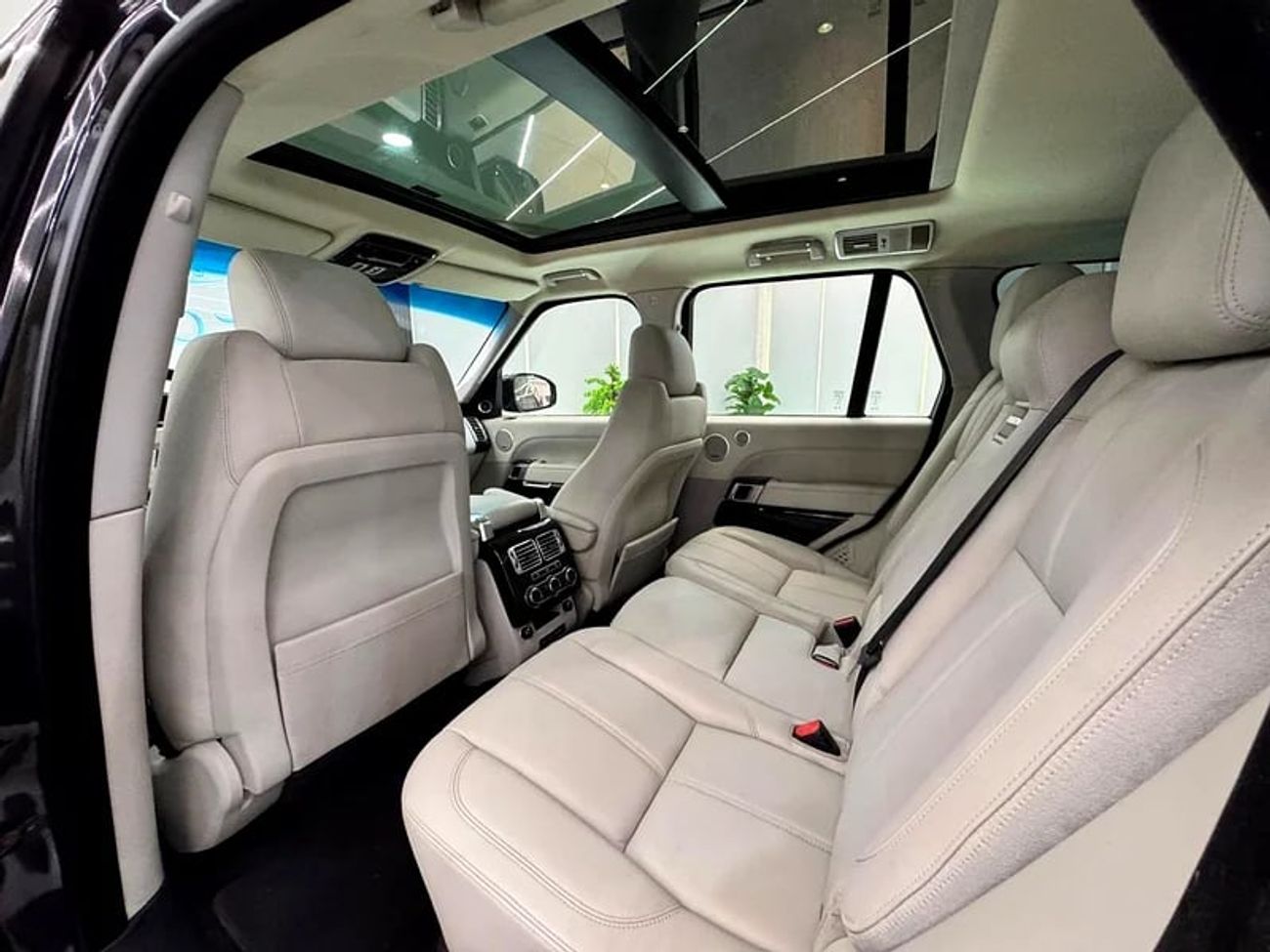 Land Rover Range Rover Supercharged 5.0L SUPERCHARGED VOGUE V8 || GCC II FULLY LOADED || PERFECT CONDITION || 98k