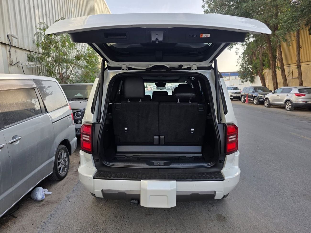 Toyota Prado KAKADU TOYOTA PRADO 2025 WHITE 4WD AT DIESEL = RIGHT HAND