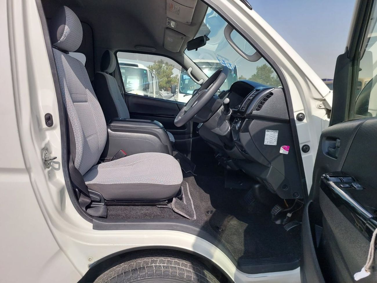 تويوتا هاياس (RAMADAN OFFER) TOYOTA HIACE COMMUTER VAN RHD 2016 MODEL 3.0 L DIESEL AUTOMATIC(PM29828)