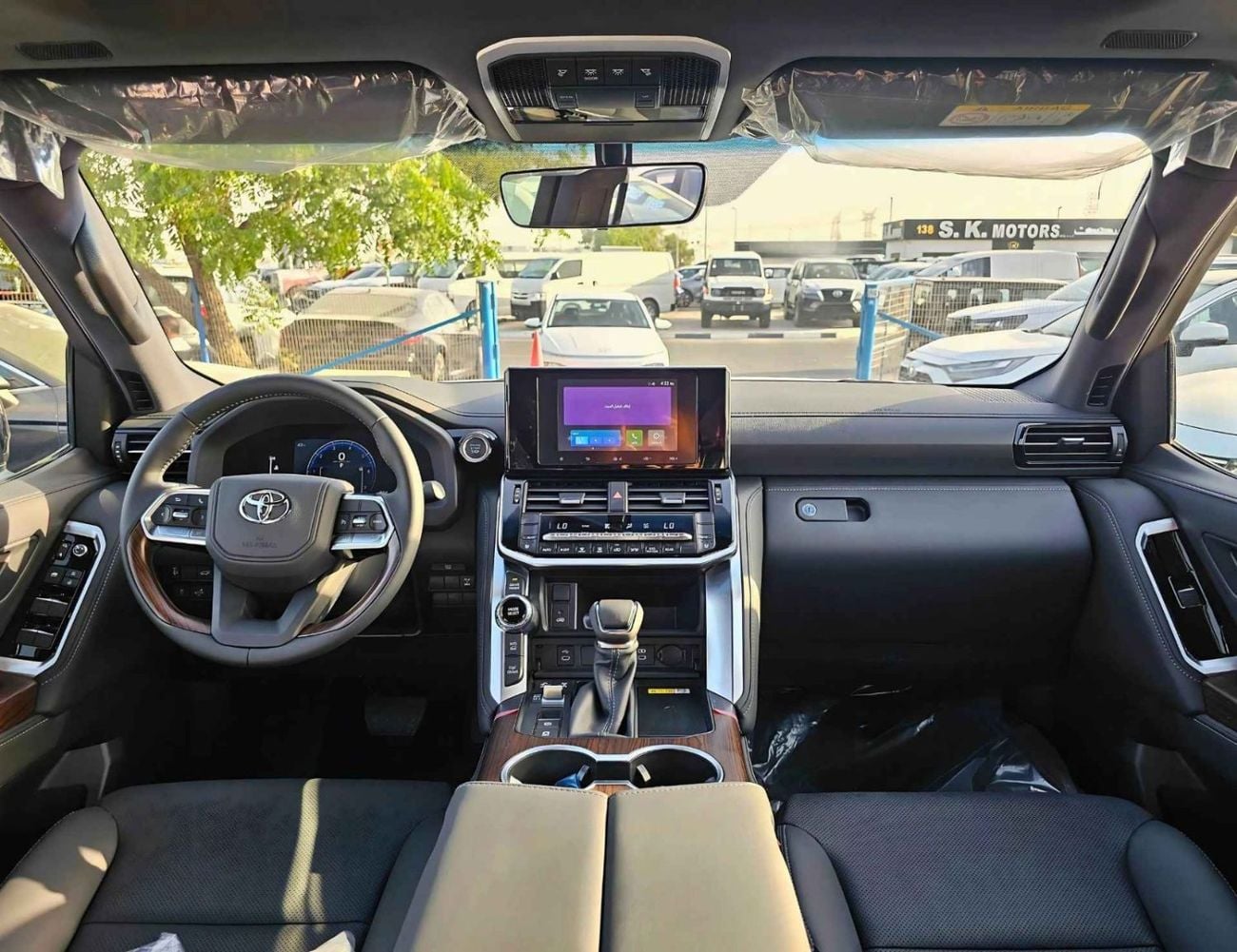 تويوتا لاند كروزر GXR || 3.5L PETROL V6 / SMALL DVD / BIG BUMPER / 2 PWR SEAT + LEATHER / SUNROOF / CHROME CLADDING /