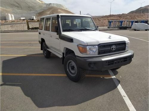 تويوتا لاند كروزر 70 تويوتا لاندكروزر هارد توب 5 ابواب 4.2 لتر ديزل لون ابيض موديل 2022