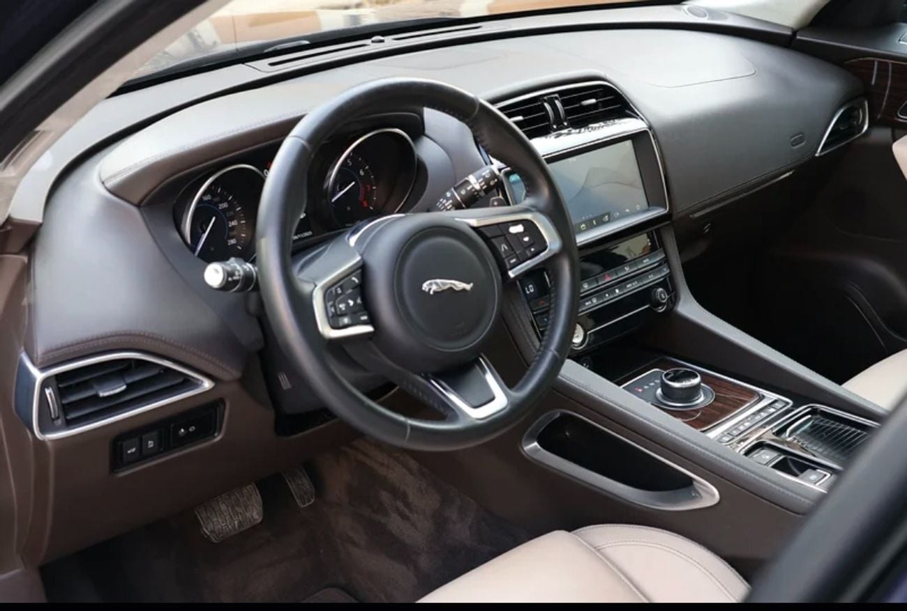 Jaguar F-PACE 25T
