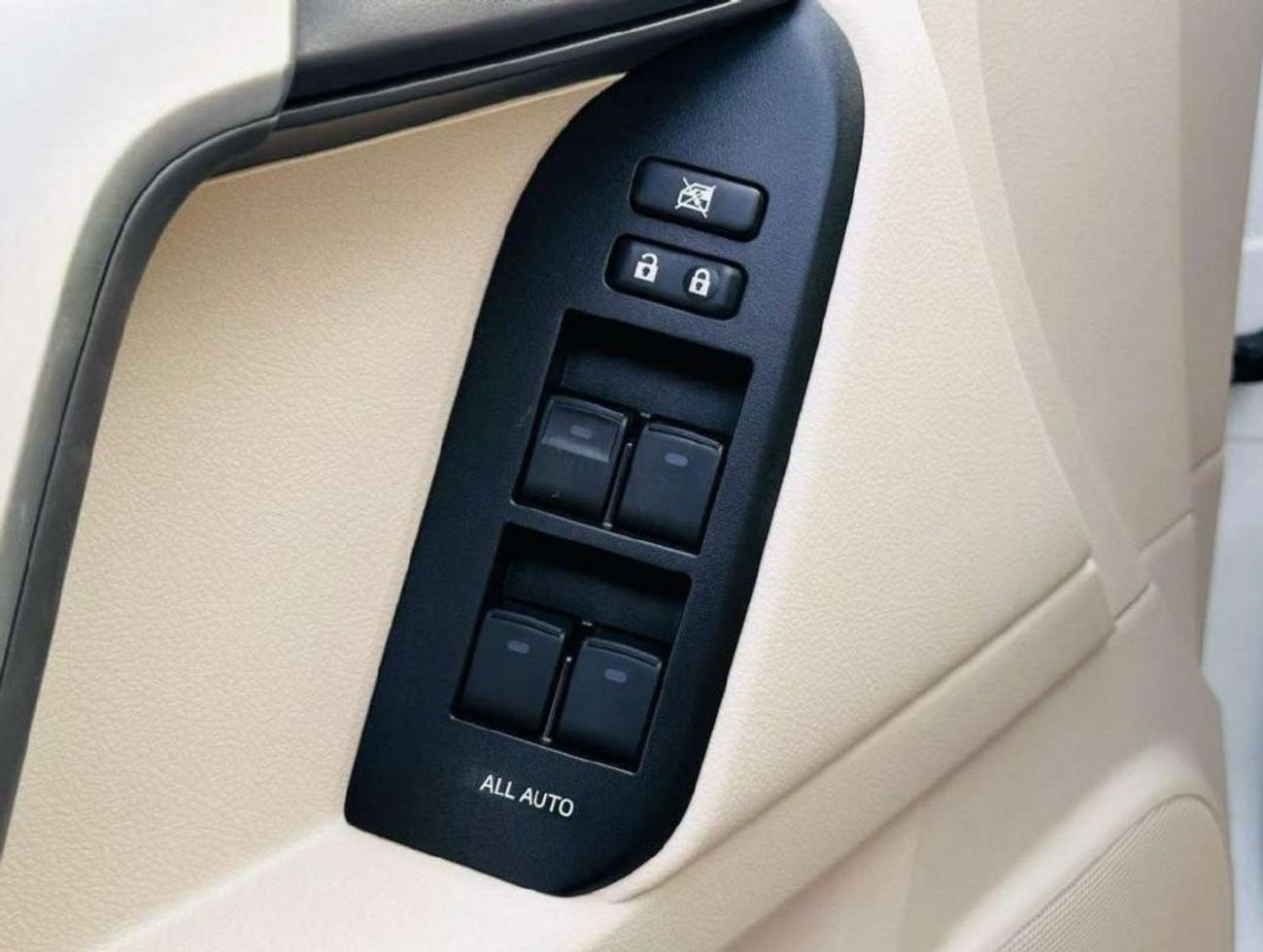 Toyota Prado VXR, 4.0L, V6, LEATHER SEATS, 17" ALLOY WHEELS, 2023 MODEL, ALL WHEEL DRIVE, AUTOMATIC