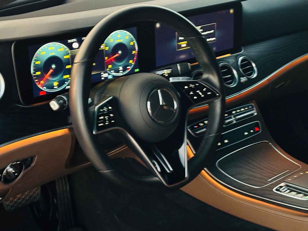 Mercedes-Benz E300 Premium + 2.0L