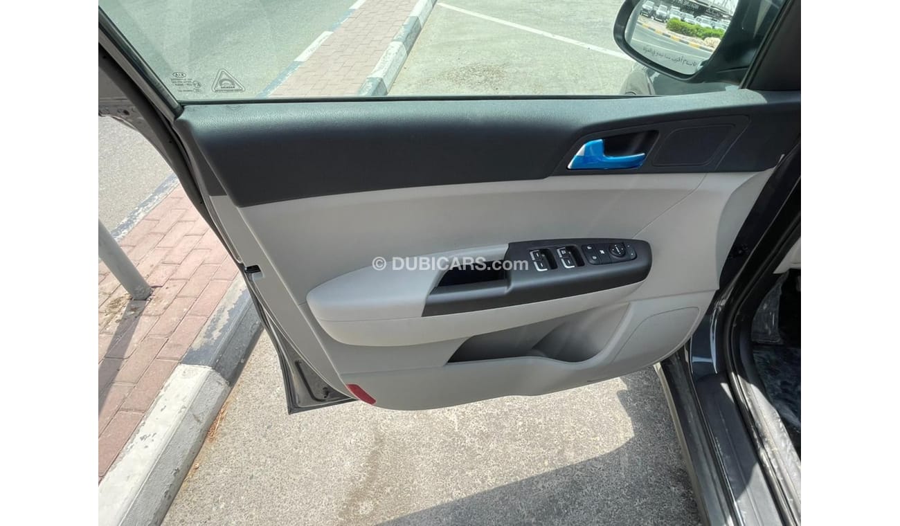 New KIA Sportage 1.6L with Panaromic Roof , Apple Car Play Model 2022 2022 for sale in Dubai