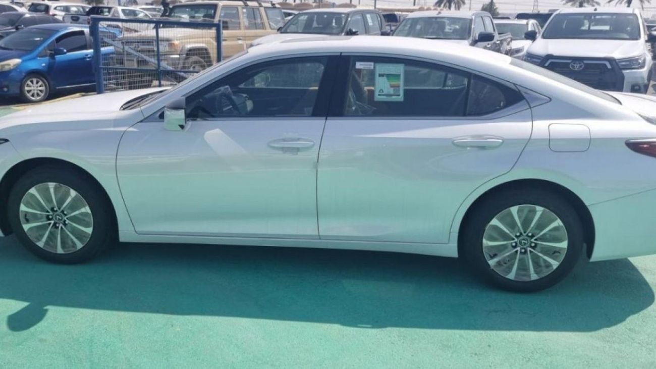 Lexus ES 300 2.5 L  HYBRIED  2024 MODEL GCC
