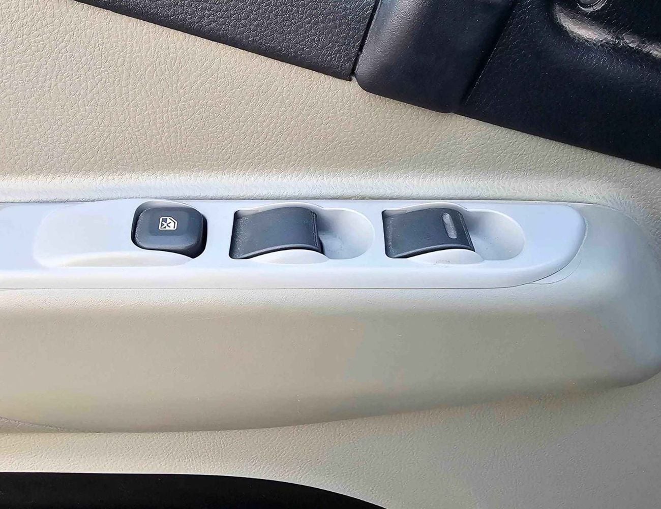 ميتسوبيشي فوسو كانتير FREEZER BOX/4.2L DIESEL M/T/SINGLE CABIN (CODE#CANF)