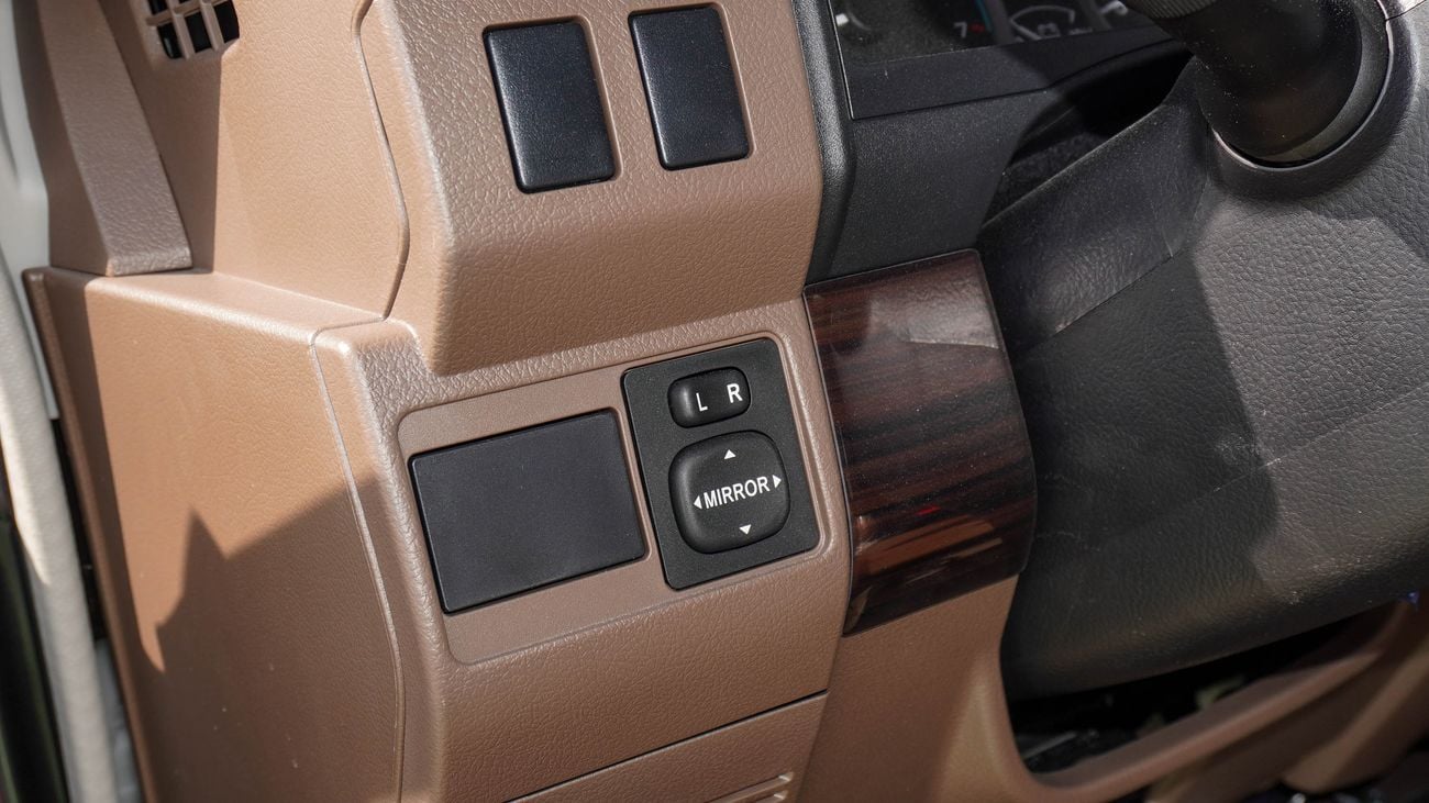 تويوتا لاند كروزر بيك آب LX 4.0L V6 A/T