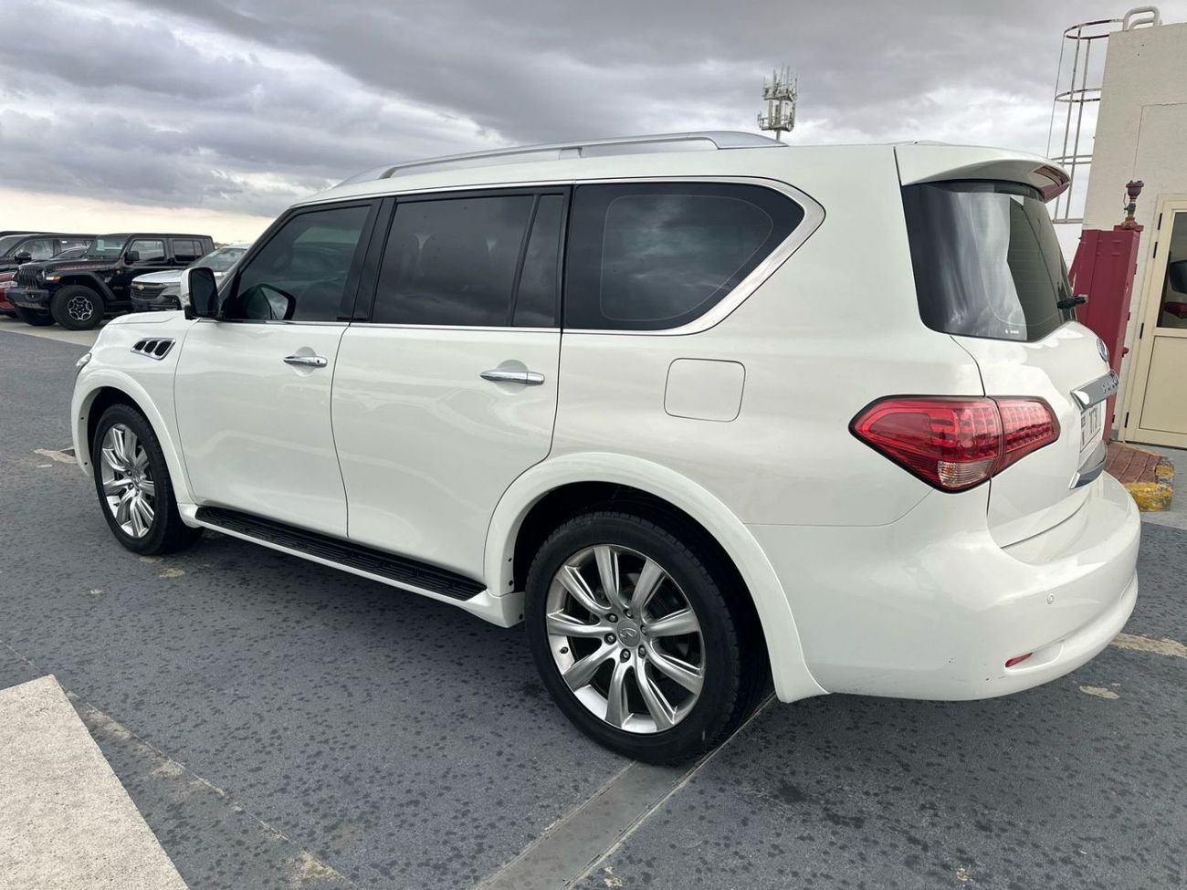 إنفينيتي QX80 Infiniti QX80 GCC 8 cylinder 4.4 full Option full service history aqency