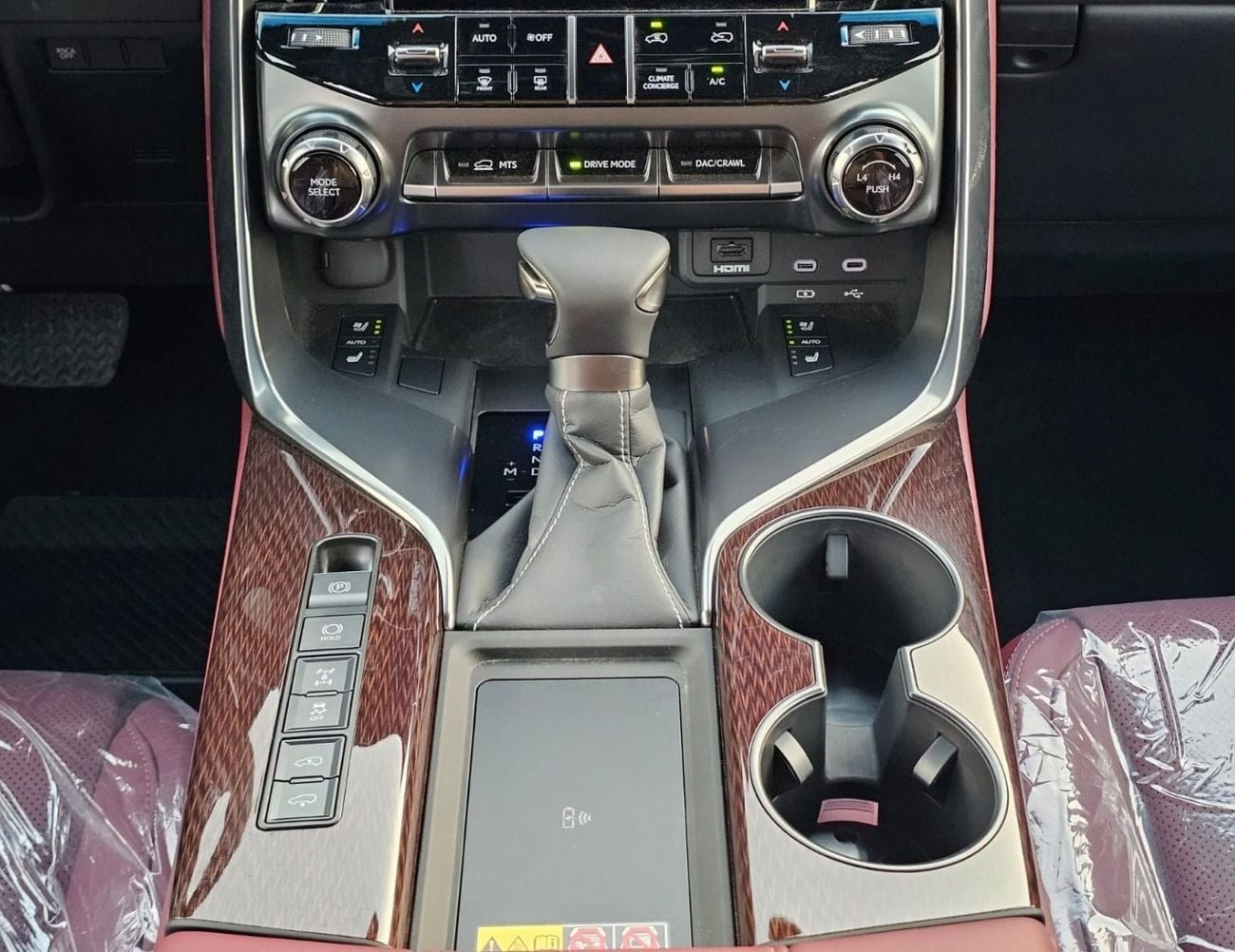 لكزس LX 600 توربو سبورت لكزس LX600 تيربو سبورت || محرك بنزين V6 سعة 3.5 لتر، دفع رباعي، ناقل حركة أوتوماتيكي | رادار | إغلاق