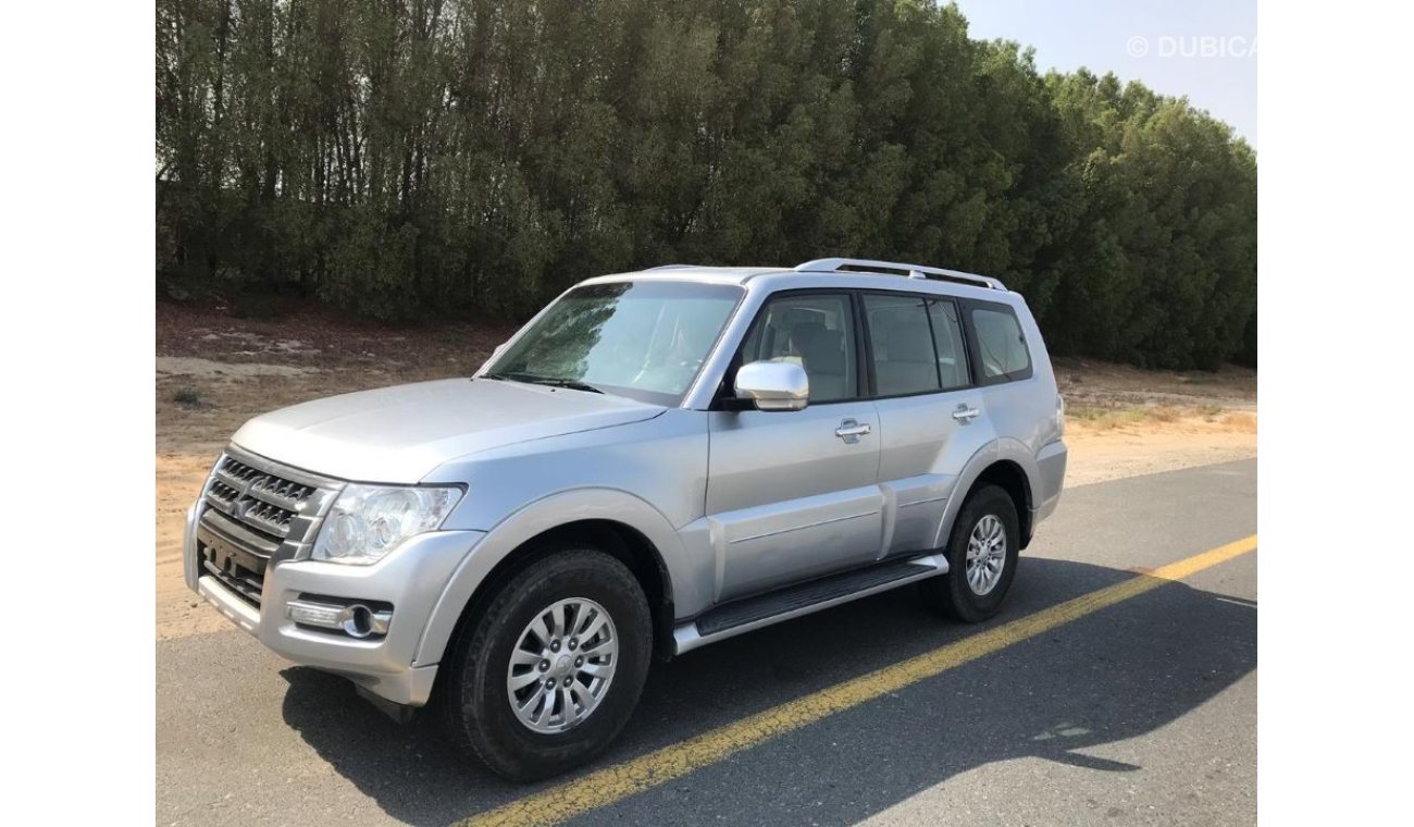 ميتسوبيشي باجيرو Mitsubishi Pajero 2015 gcc very celen car