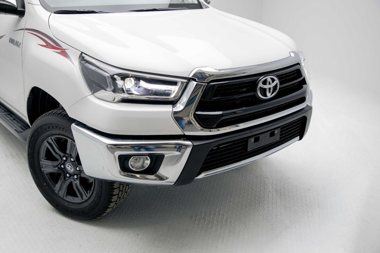 تويوتا هيلوكس 2.7L - Super White Inside Red | Export Only