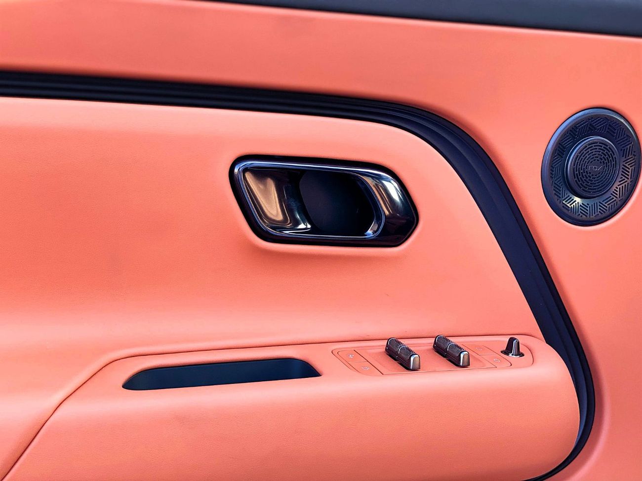 روكس أداماس (EXPORT ONLY) ROX Adamas vip 6 seats (EREV)  A/T 4*4 SUV  White  color 2026 model