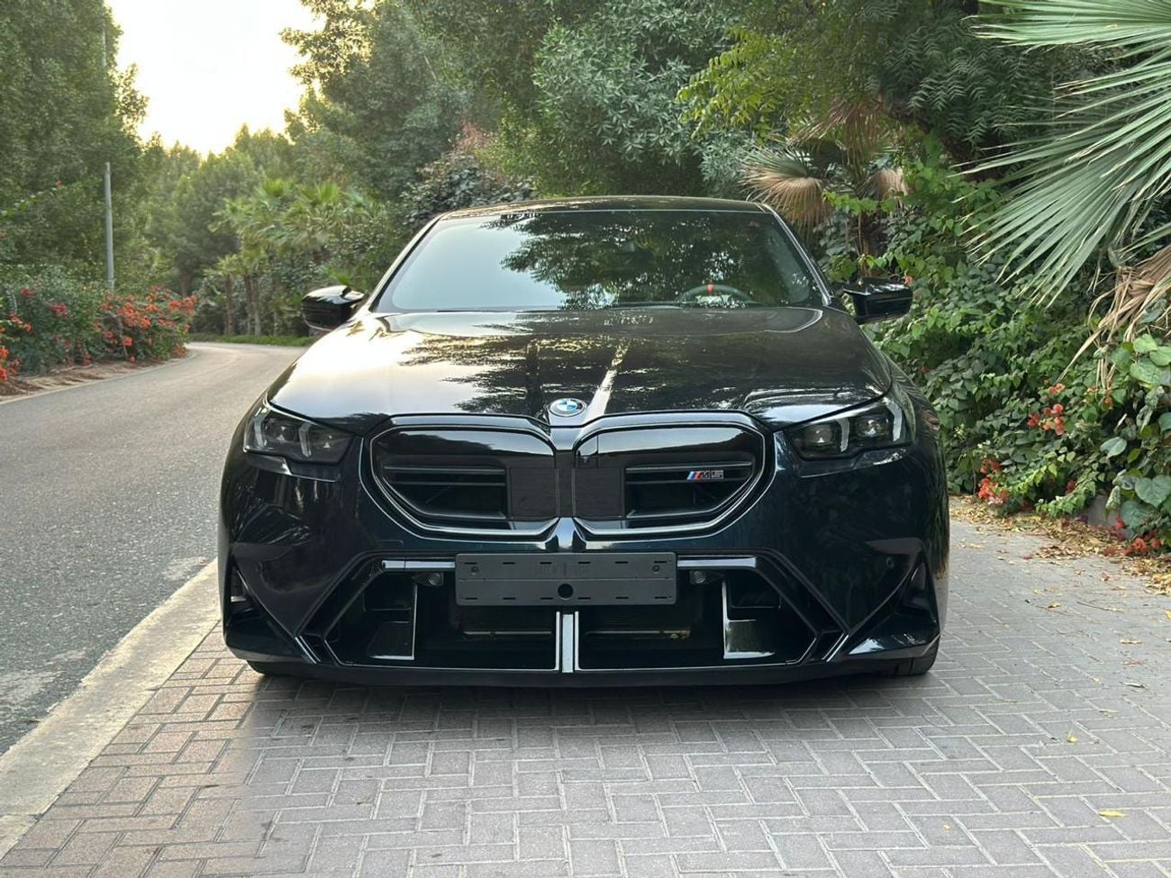بي أم دبليو M5 2025 BMW M5 | 4.4L V8 Twin-Turbo | 717 HP | Plug-in Hybrid | Dark Navy Blue | 13000 KM | Like New