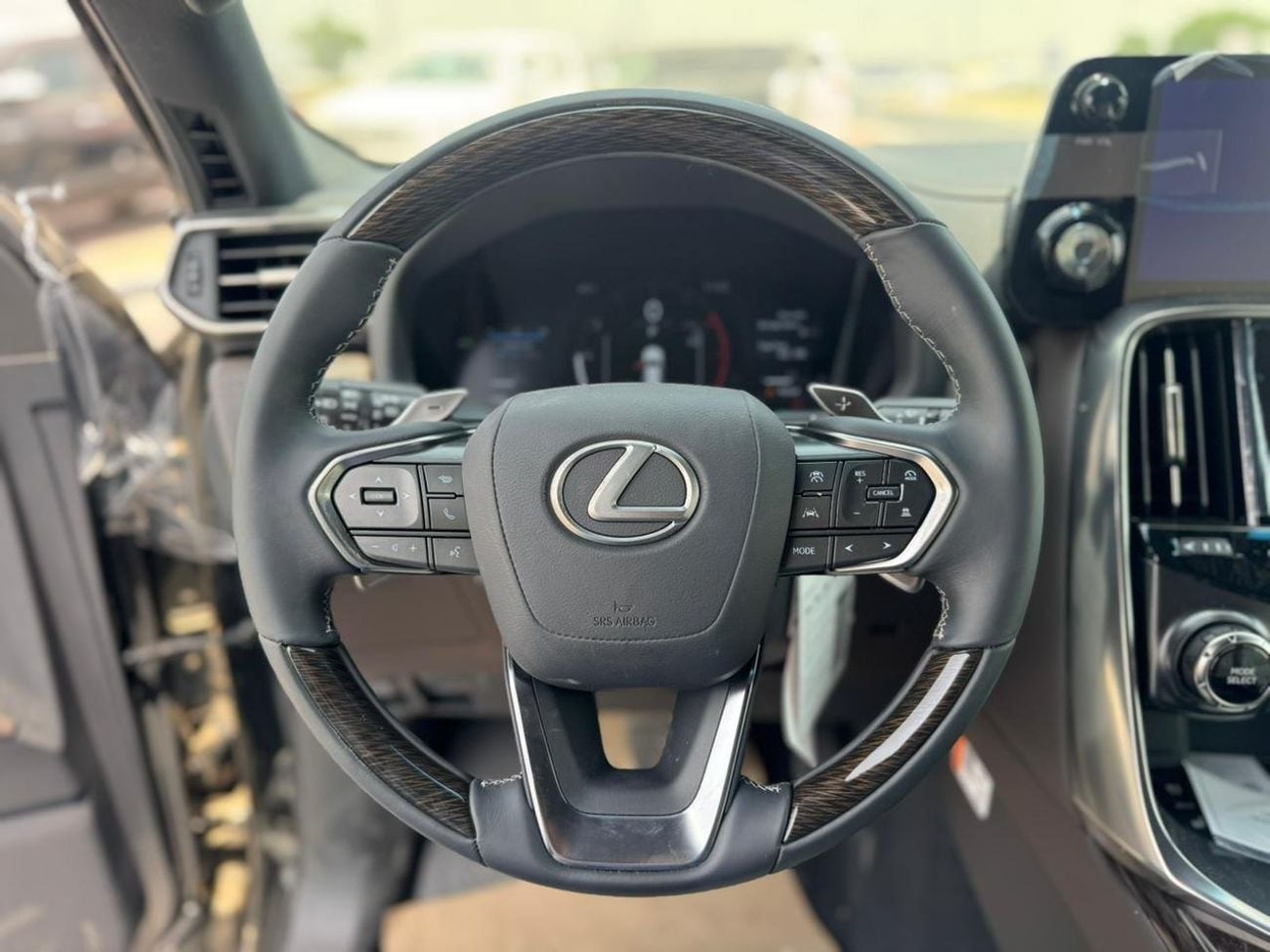 لكزس LX 700h SIGNATURE