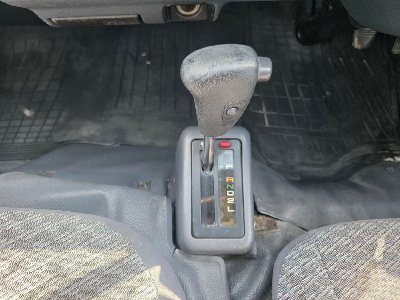 Toyota Hiace TOYOTA HIACE COMMUTER VAN RHD 2001 MODEL 2.4 L PETROL AUTOMATIC(PM06526)