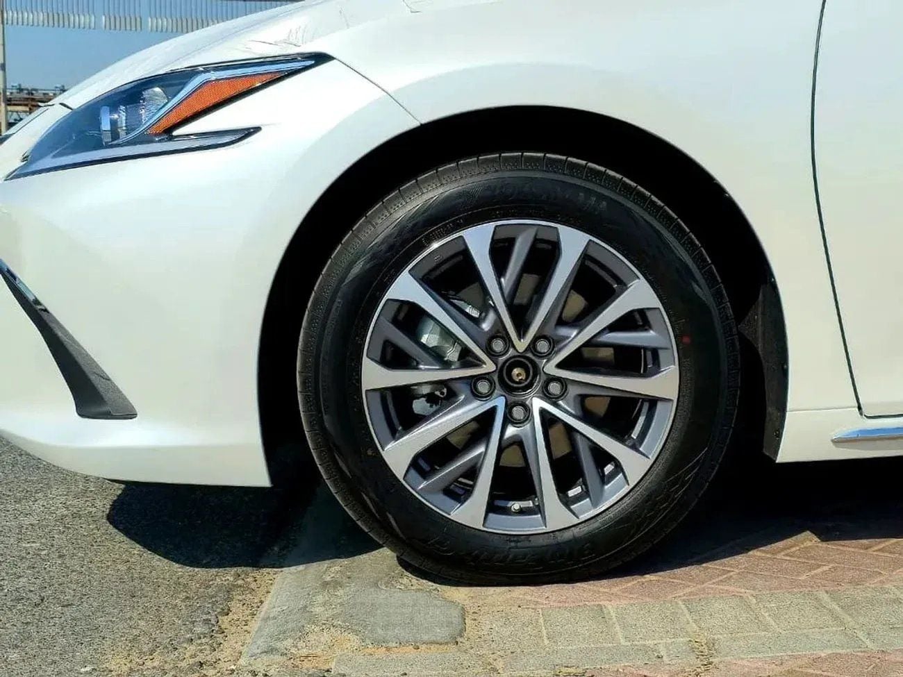 Lexus ES300h Hybrid Lexus ES 300h 2.5L Hybrid 2025 GCC specs (ONLY FOR EXPORT)