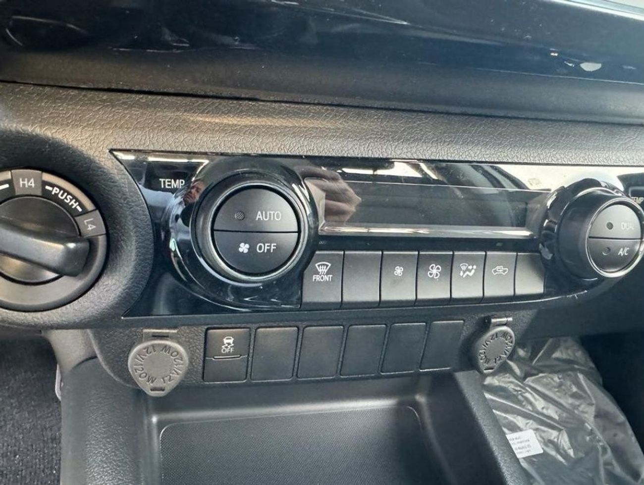 تويوتا هيلوكس TOYOTA HILUX 2.4L 4X4 MANUAL DIGITAL AC 2025 MODEL GCC