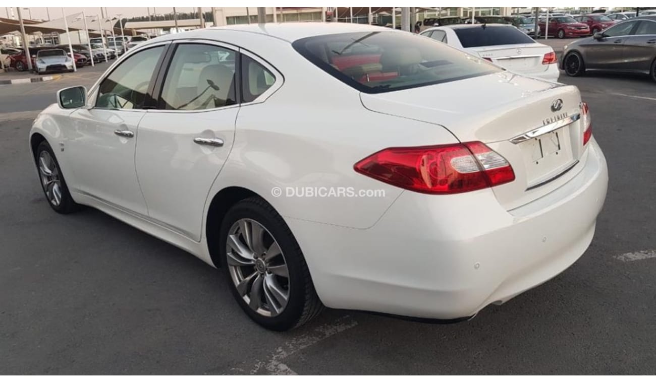 Infiniti Q70 Infinity Q70 model 2014 GCC car prefect condition full option sun roof leather seats navigation sen