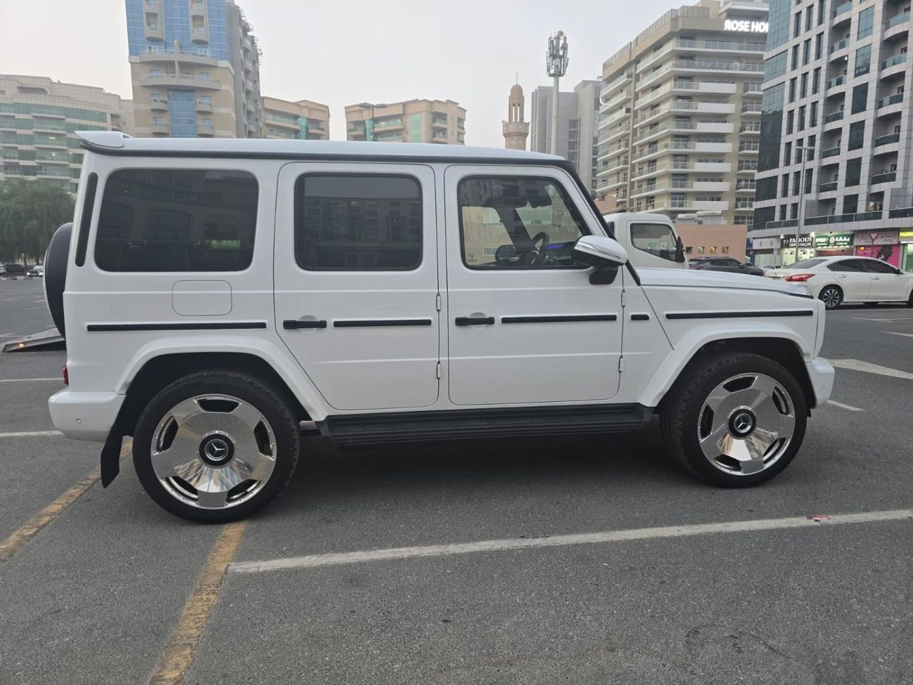 مرسيدس بنز G 400 Mercedes-Benz G400D 2024 RHD white with red interior 4000kms only RHD