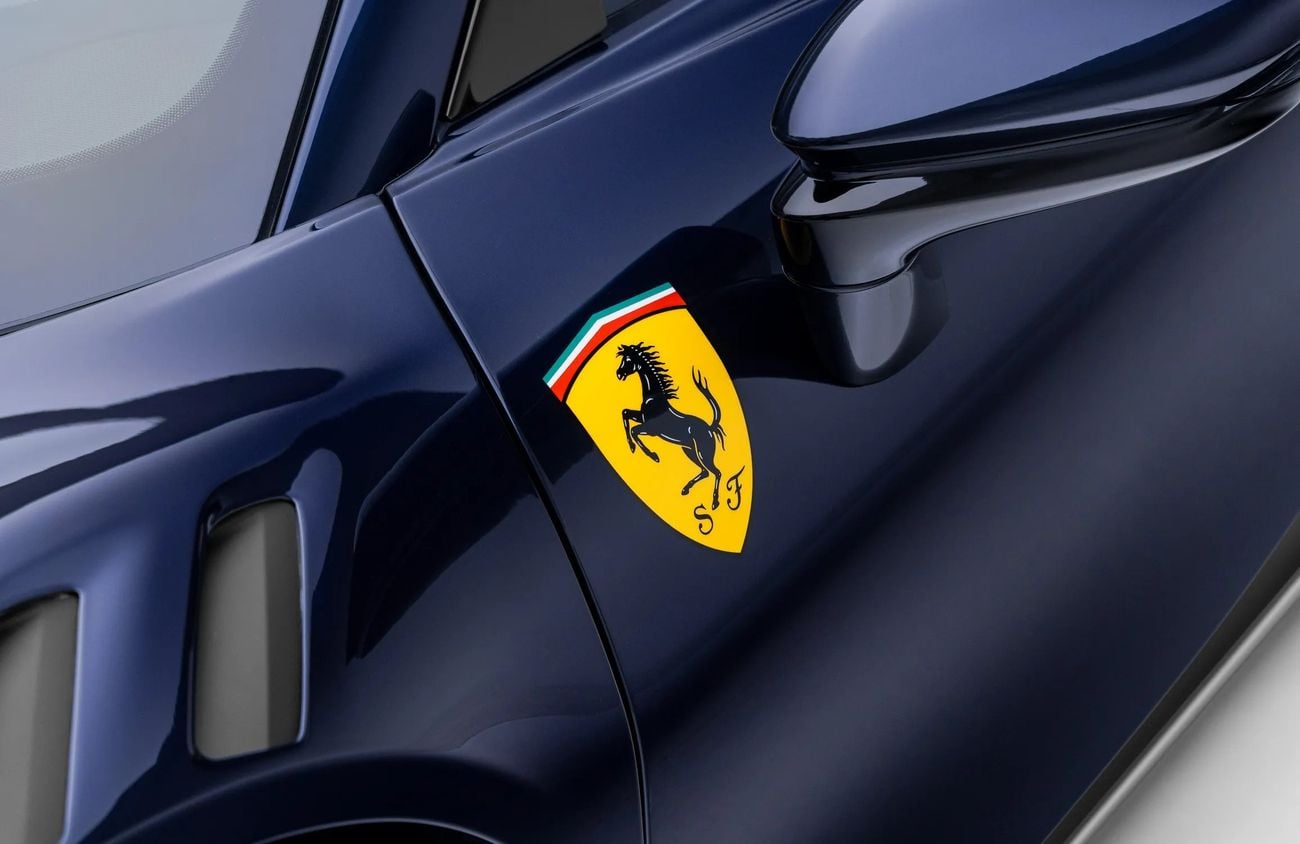 فيراري SF90 سبيدر 4.0L Twin-Turbocharged V8 + 3 Electric Motors