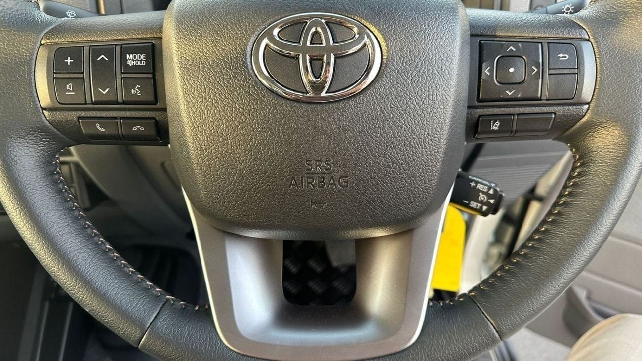 تويوتا لاند كروزر بيك آب AUTO 2.8 DIESEL