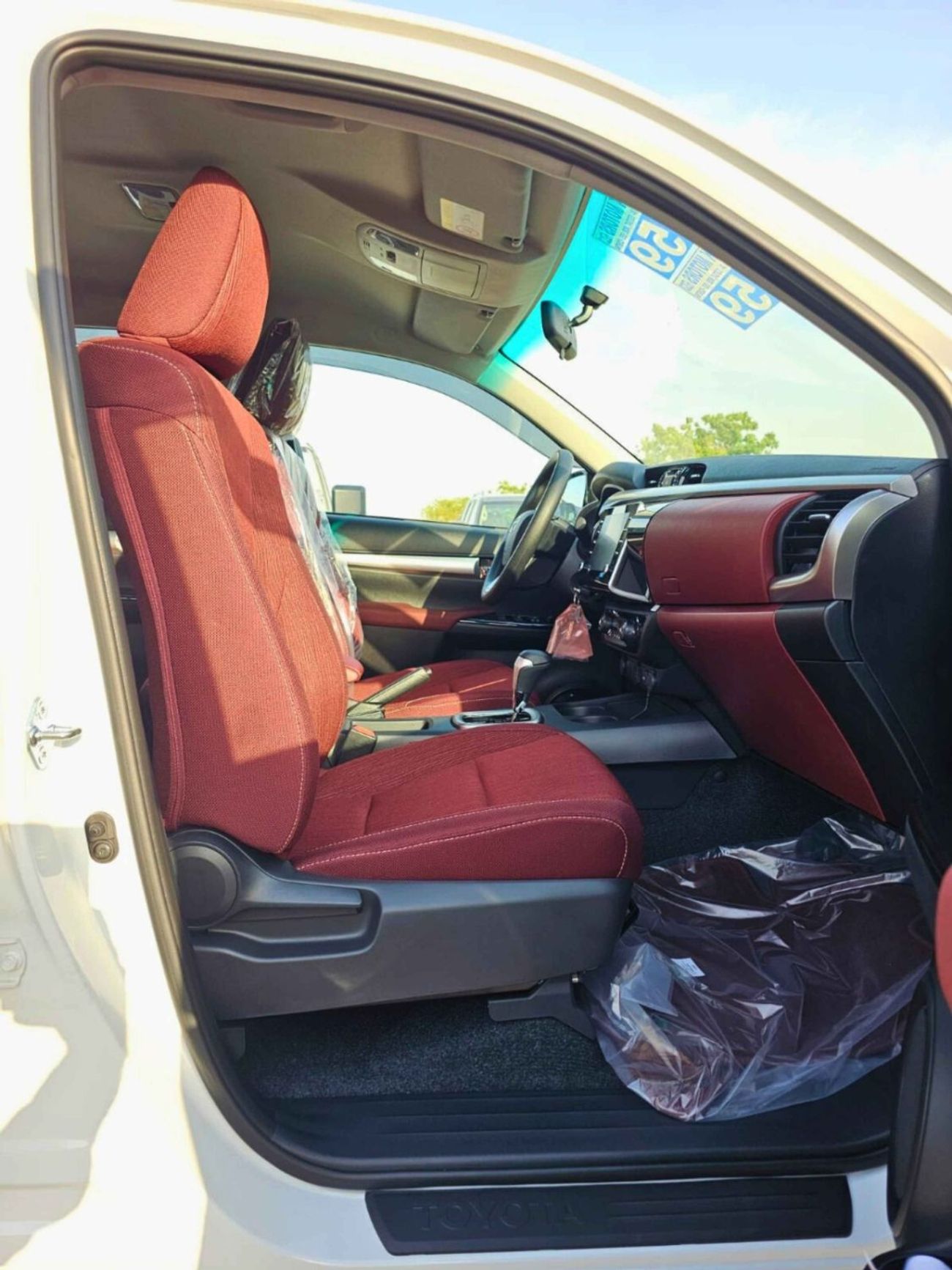 Toyota Hilux SR5 / NARROW BODY / A/T / 2.7L V4 PETROL / DVD+ CAMERA / FULL OPTION (CODE #  HP2F2)