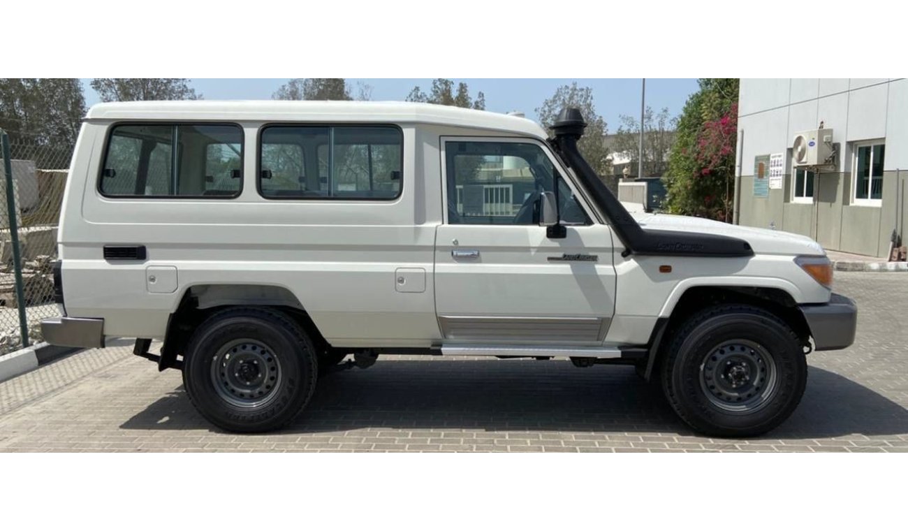 Toyota Land Cruiser Hard Top HARDTOP DSL 3 DOOR VDJ78 WO PWR WINDOWS. 2 FUEL TANK