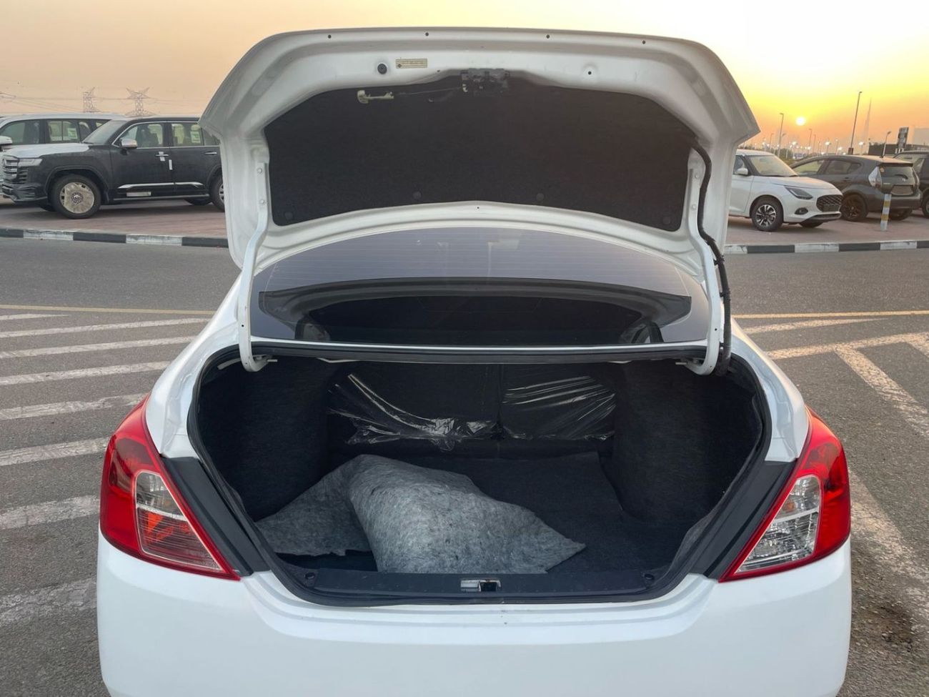 Nissan Versa 2018 Nissan Versa (Sunny) SV 1.5L V4 MidOption + Leather Seats -