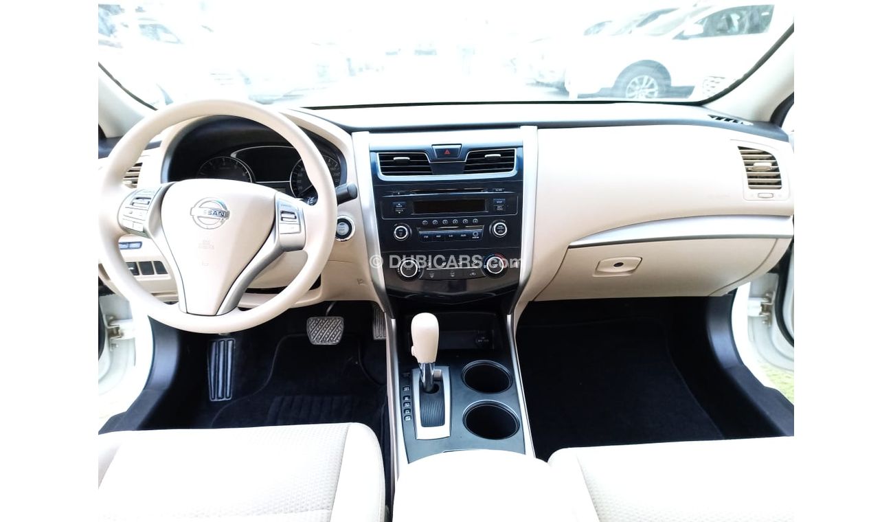 نيسان ألتيما خليجى موديل 2015 لون أبيض داخل بيج مثبت سرعة تحكم رنجات حساسات شاشة بحالة ممتازة لاتحتاج لأى مصاريف