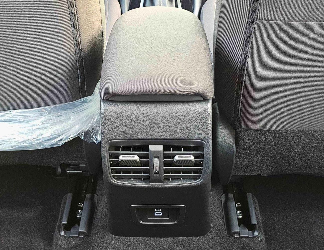 تويوتا ليفين LUXURY HYBRID / 1.8L PETROL A/T / SUNROOF / REAR CAMERA (CODE # LL18HEV)