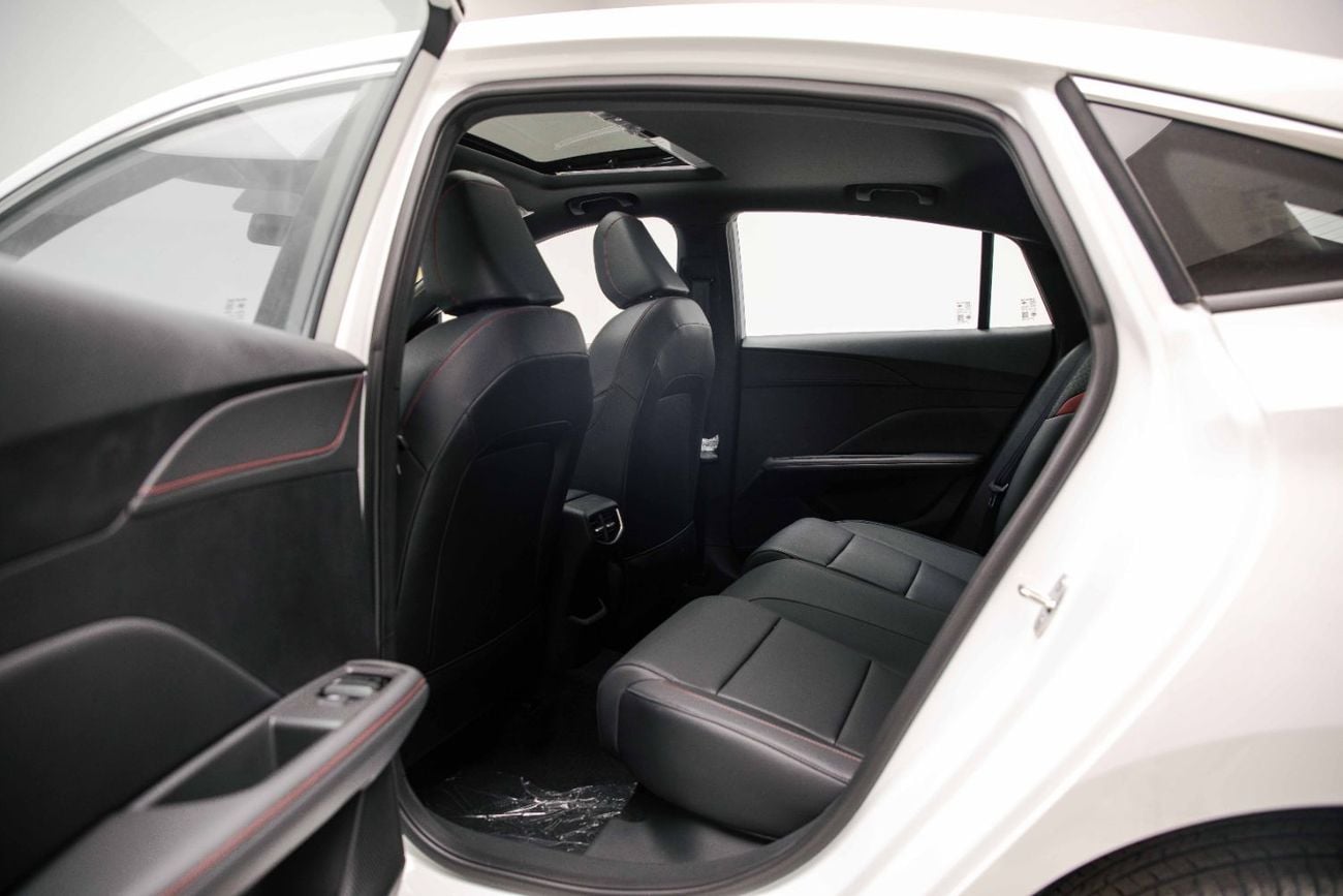 أم جي 5 LUX 1.5L - WHITE INSIDE BLACK | EXPORT ONLY