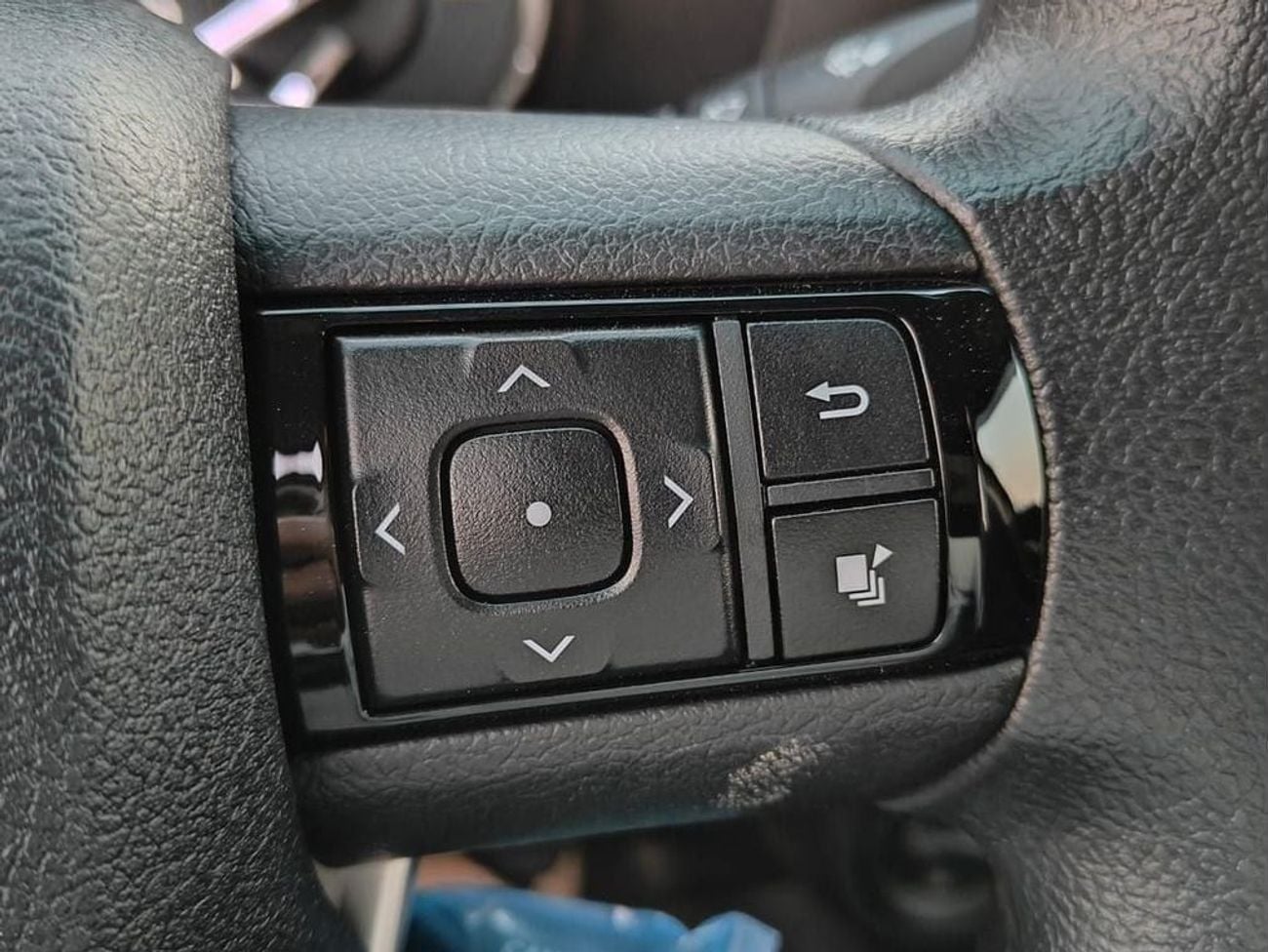 تويوتا هيلوكس SGLX TOYOTA HILUX 2.7 SR5 4x4 DOUBLE CABIN PETROL AUTOMATIC FULL OPTION 2025 MODEL