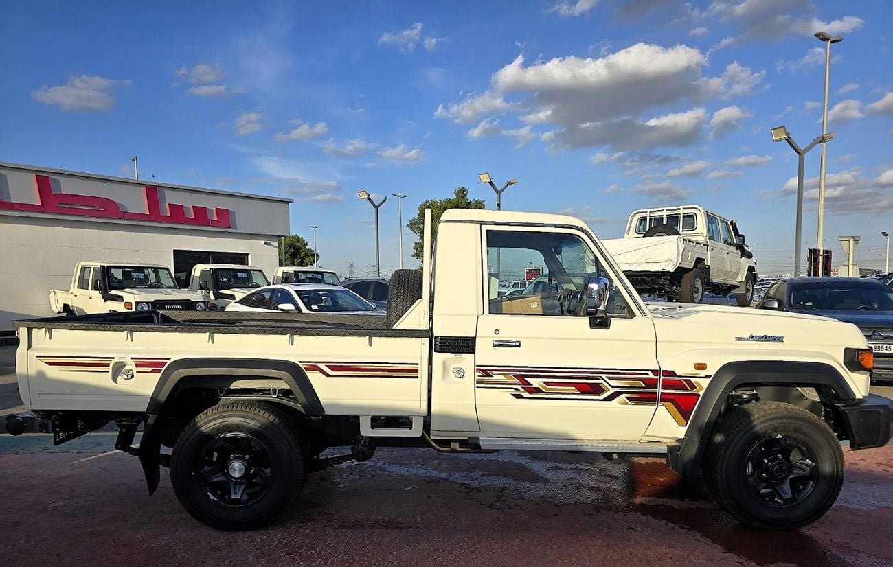 Toyota Land Cruiser Pick Up SC 4.0L Toyota L.C Single cabin Pick Up 4.0l petrol v6 M/T 4WD Gcc specs  2025 Model