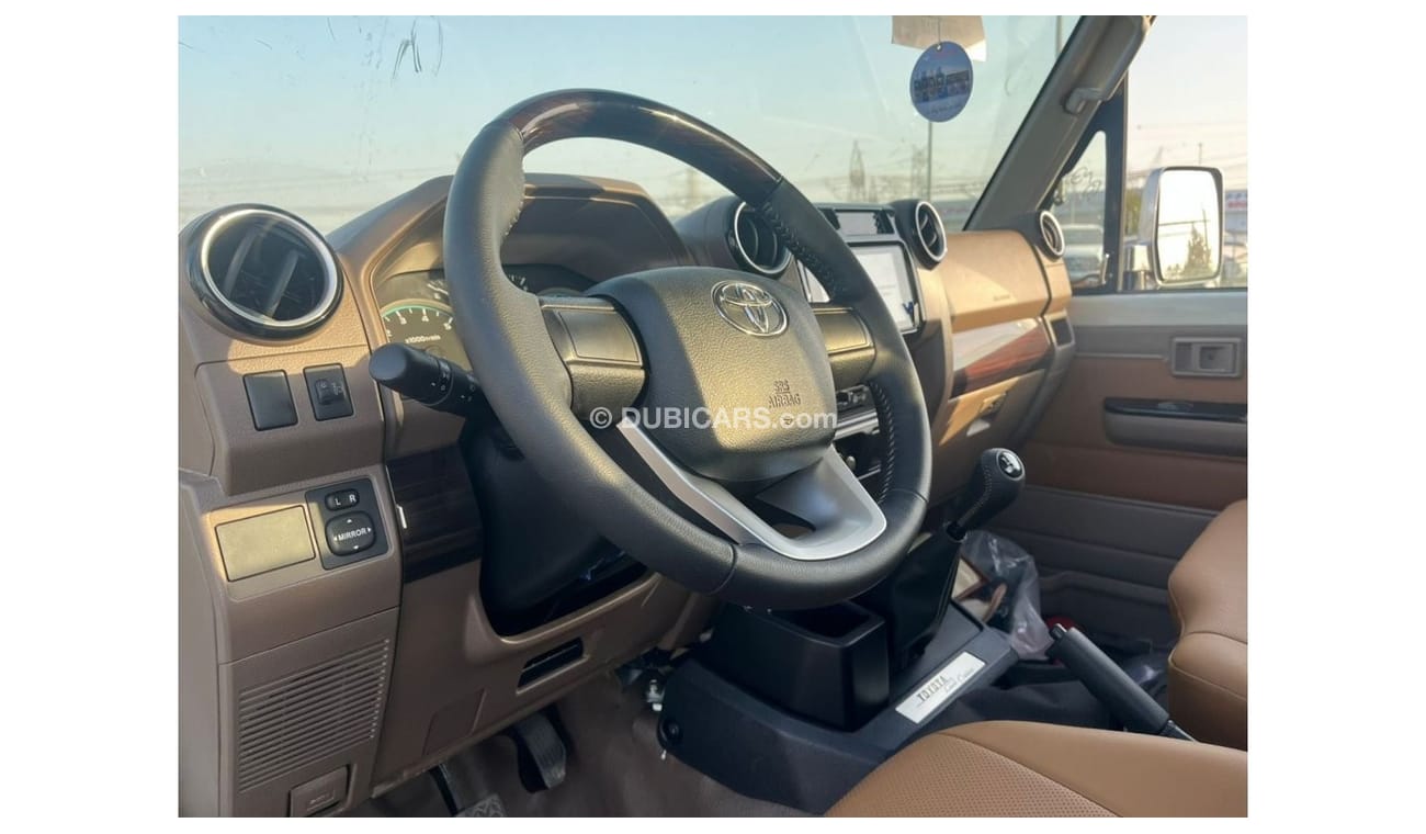 Toyota Land Cruiser Pick Up TOYOTA_LC_PICK_UP_79TH_SINGLE_4.0L_2023_FULL_OPTIONS_WHITE_BEIGE
